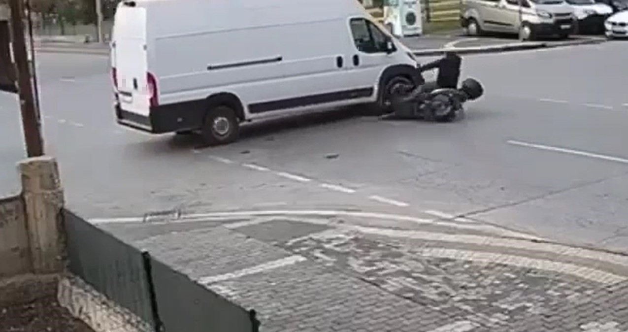 hizla giden otomobil kamyonun arkasina boyle girdi 1 zUHBg7Oq