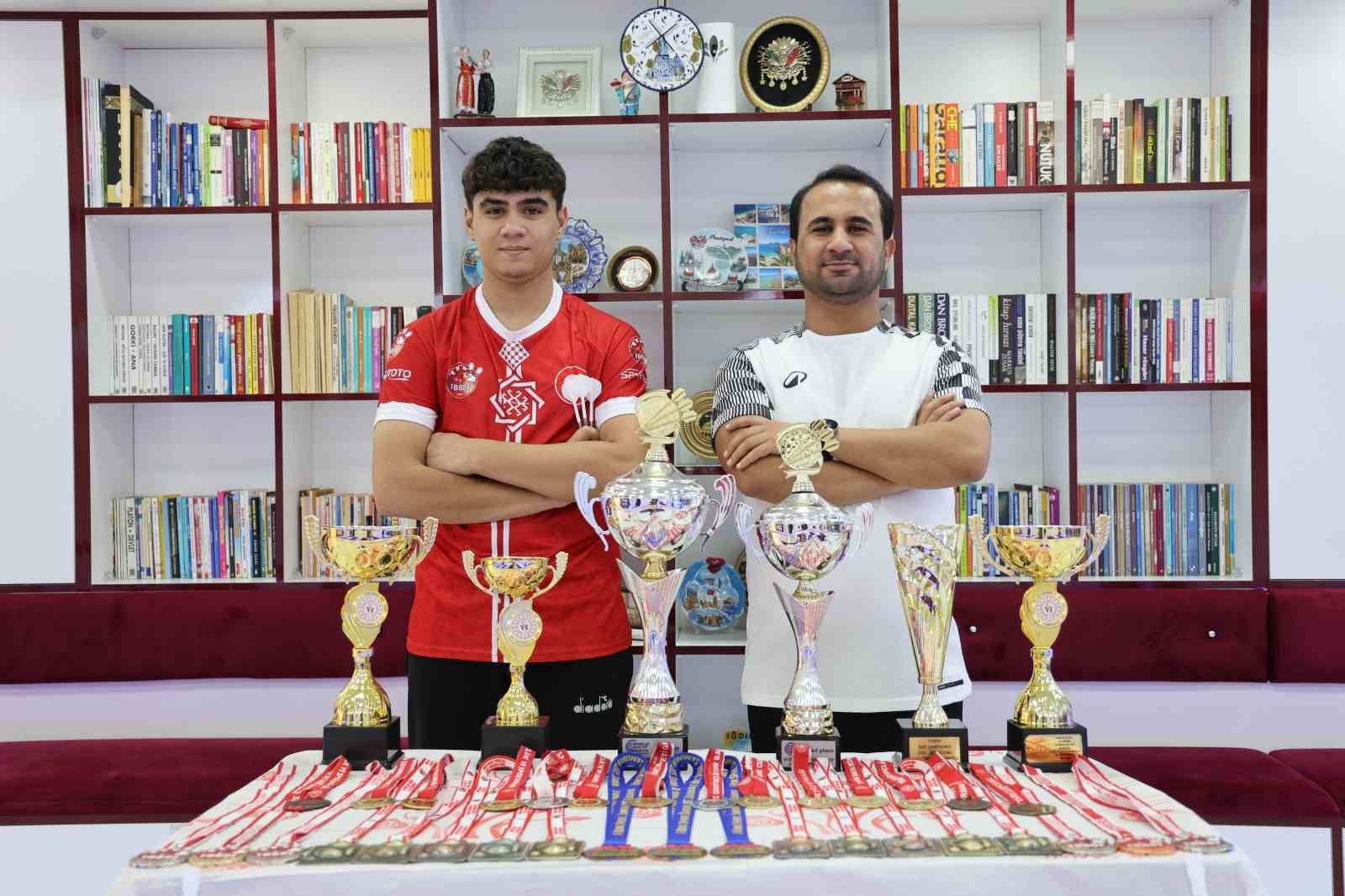 hobi olarak basladi 14 yasinda dunya sampiyonu oldu 8 YV7PF1aK