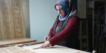 hobi-olarak-basladi-siparisler-ulke-geneline-yayildi-selcuklu-ve-osmanli-motifli-urunlere-yogun-talep-s8IwYHjb.jpg