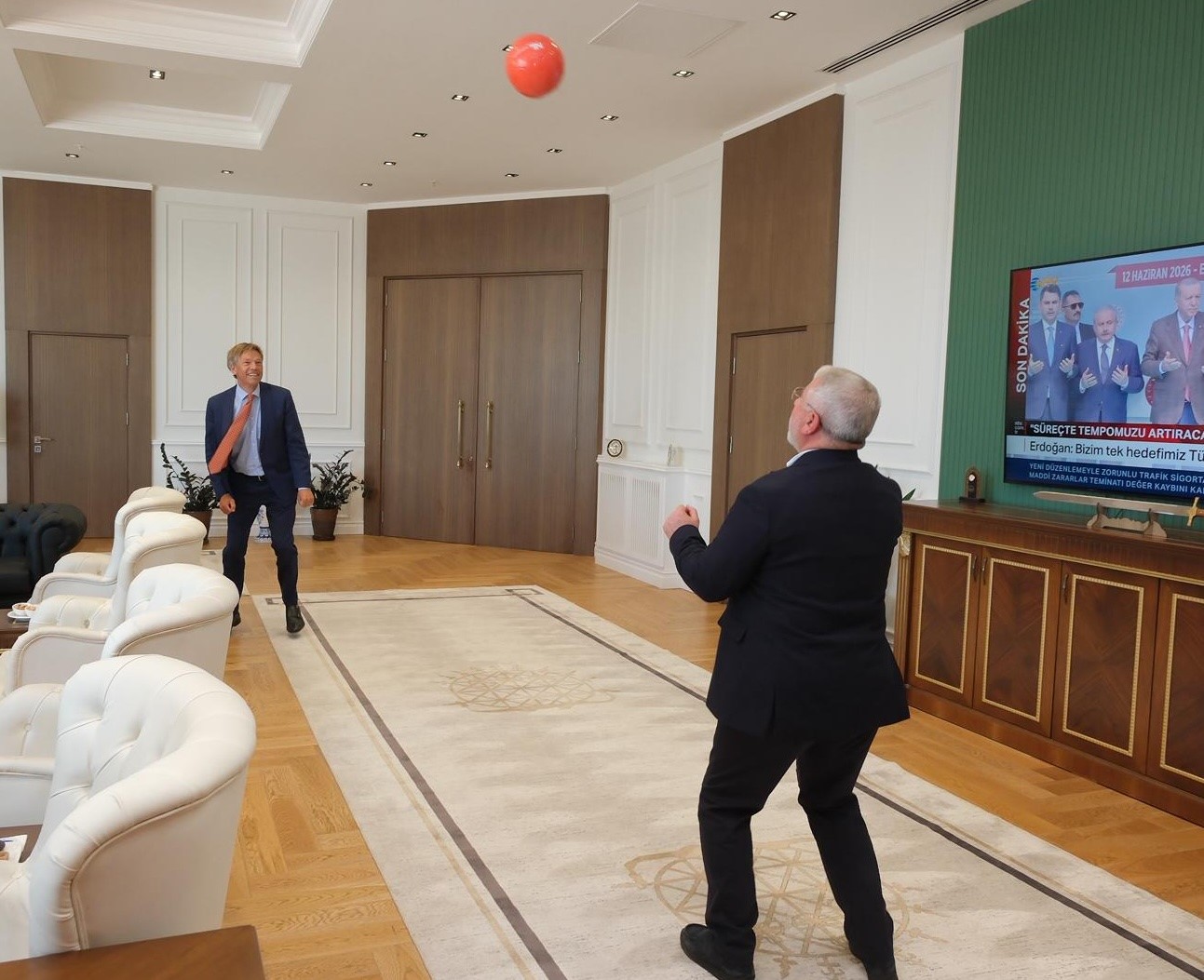 Hollanda Ankara Büyükelçisi Joep Wijnands, Belediye Başkanı Aşgın ile makam odasında futbol oynadı 4 hollanda ankara buyukelcisi joep wijnands belediye baskani asgin ile makam odasinda futbol oynadi 0 N6Yp28hX