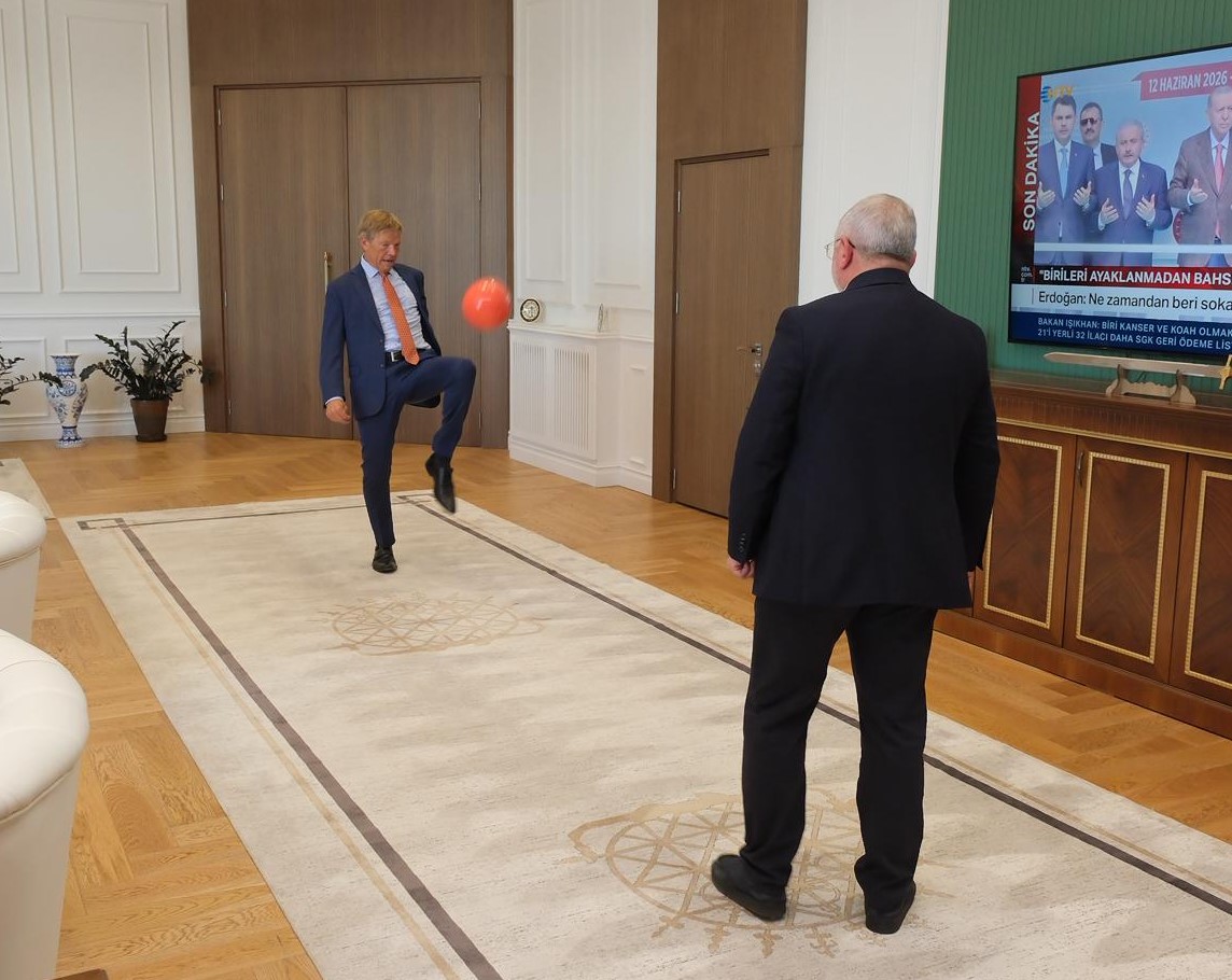 Hollanda Ankara Büyükelçisi Joep Wijnands, Belediye Başkanı Aşgın ile makam odasında futbol oynadı 5 hollanda ankara buyukelcisi joep wijnands belediye baskani asgin ile makam odasinda futbol oynadi 1