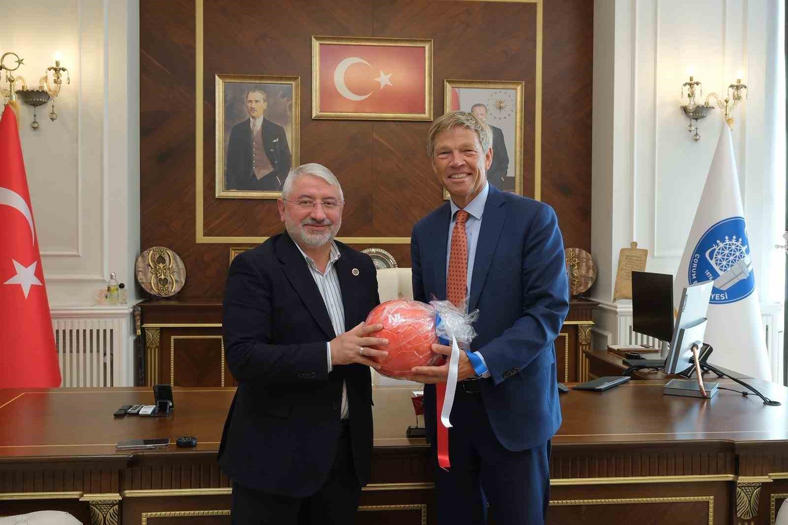 Hollanda Ankara Büyükelçisi Joep Wijnands, Belediye Başkanı Aşgın ile makam odasında futbol oynadı 6 hollanda ankara buyukelcisi joep wijnands belediye baskani asgin ile makam odasinda futbol oynadi 2 NzLV6EUL