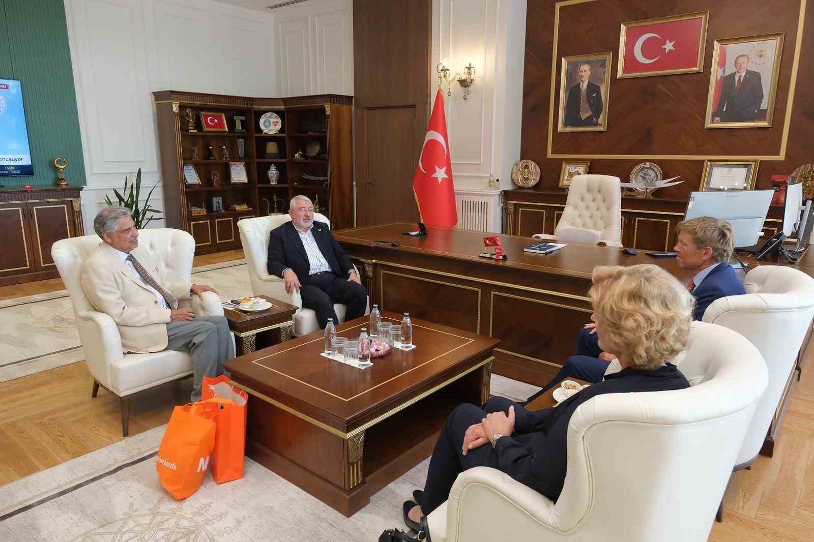 Hollanda Ankara Büyükelçisi Joep Wijnands, Belediye Başkanı Aşgın ile makam odasında futbol oynadı 7 hollanda ankara buyukelcisi joep wijnands belediye baskani asgin ile makam odasinda futbol oynadi 3 v8WMjJGf
