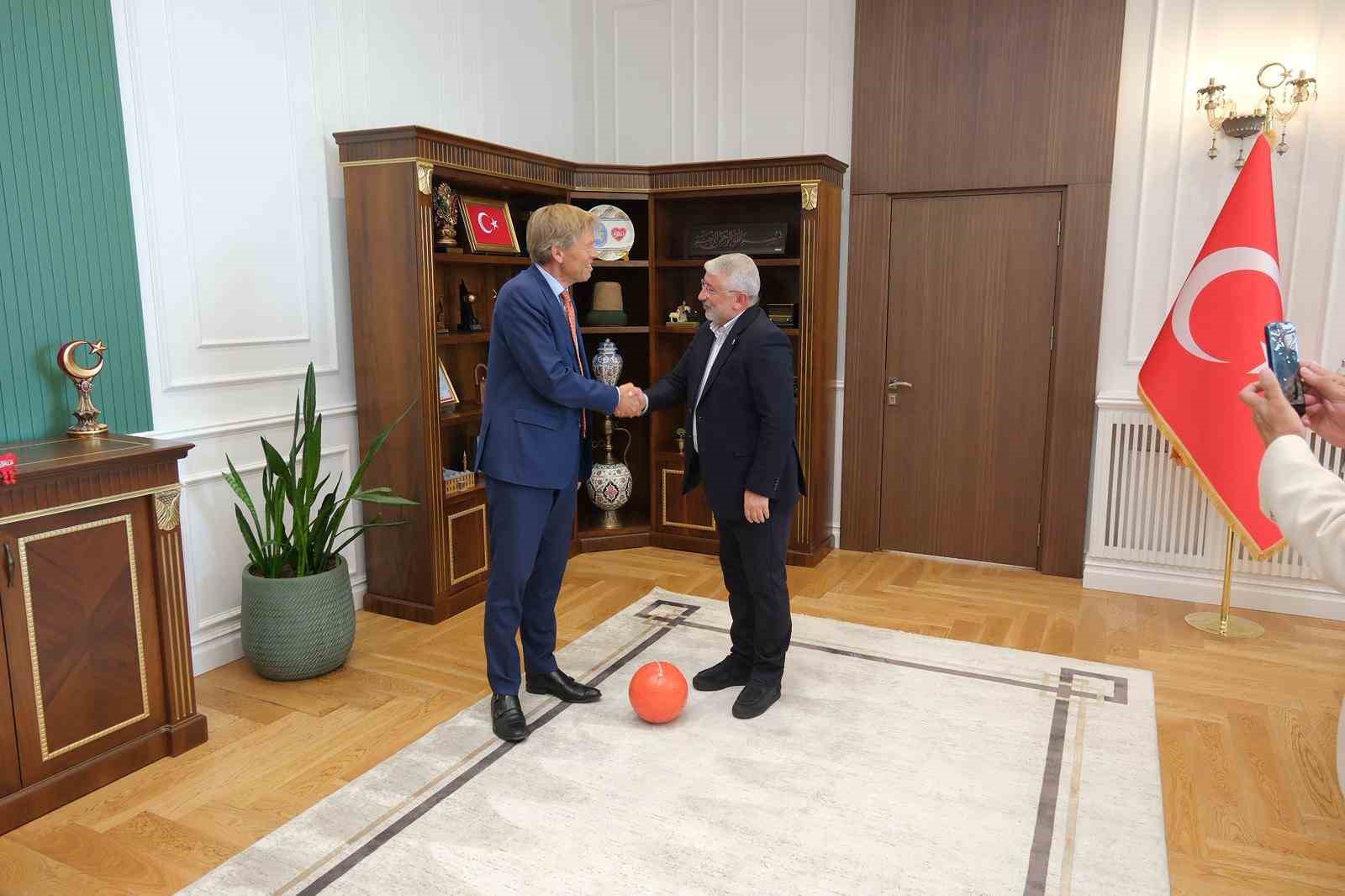 Hollanda Ankara Büyükelçisi Joep Wijnands, Belediye Başkanı Aşgın ile makam odasında futbol oynadı 8 hollanda ankara buyukelcisi joep wijnands belediye baskani asgin ile makam odasinda futbol oynadi 4 C75R1tFW