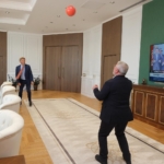 hollanda-ankara-buyukelcisi-joep-wijnands-belediye-baskani-asgin-ile-makam-odasinda-futbol-oynadi-lDmjgmdM.jpg