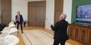hollanda-ankara-buyukelcisi-joep-wijnands-belediye-baskani-asgin-ile-makam-odasinda-futbol-oynadi-lDmjgmdM.jpg