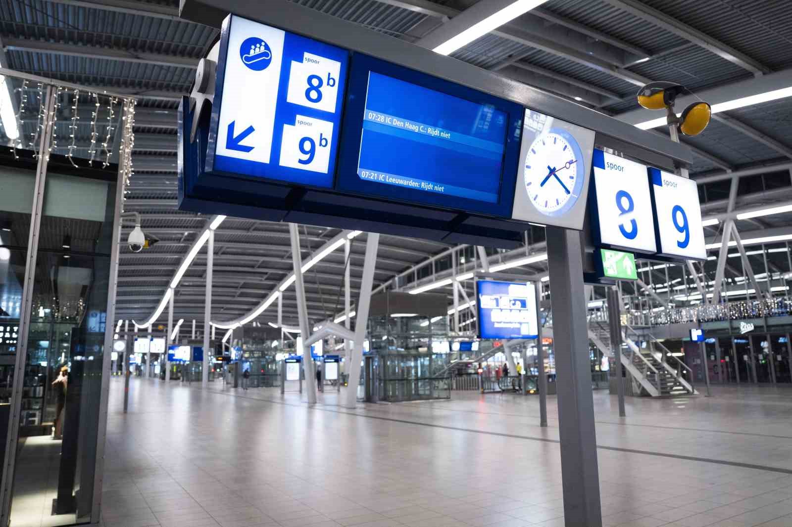 hollandada kar yagisi tren seferlerini durdurdu 300 ucus daha iptal edildi 0 ujXZiMqE