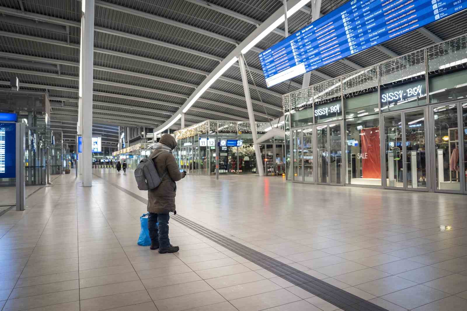 hollandada kar yagisi tren seferlerini durdurdu 300 ucus daha iptal edildi 1 DkpCSdRm
