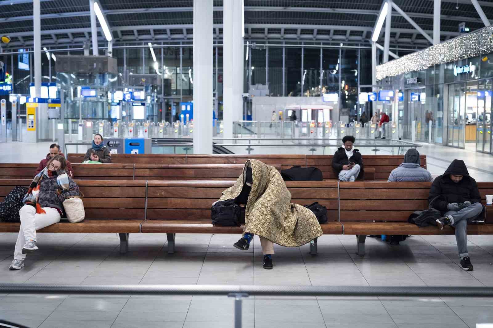 hollandada kar yagisi tren seferlerini durdurdu 300 ucus daha iptal edildi 3