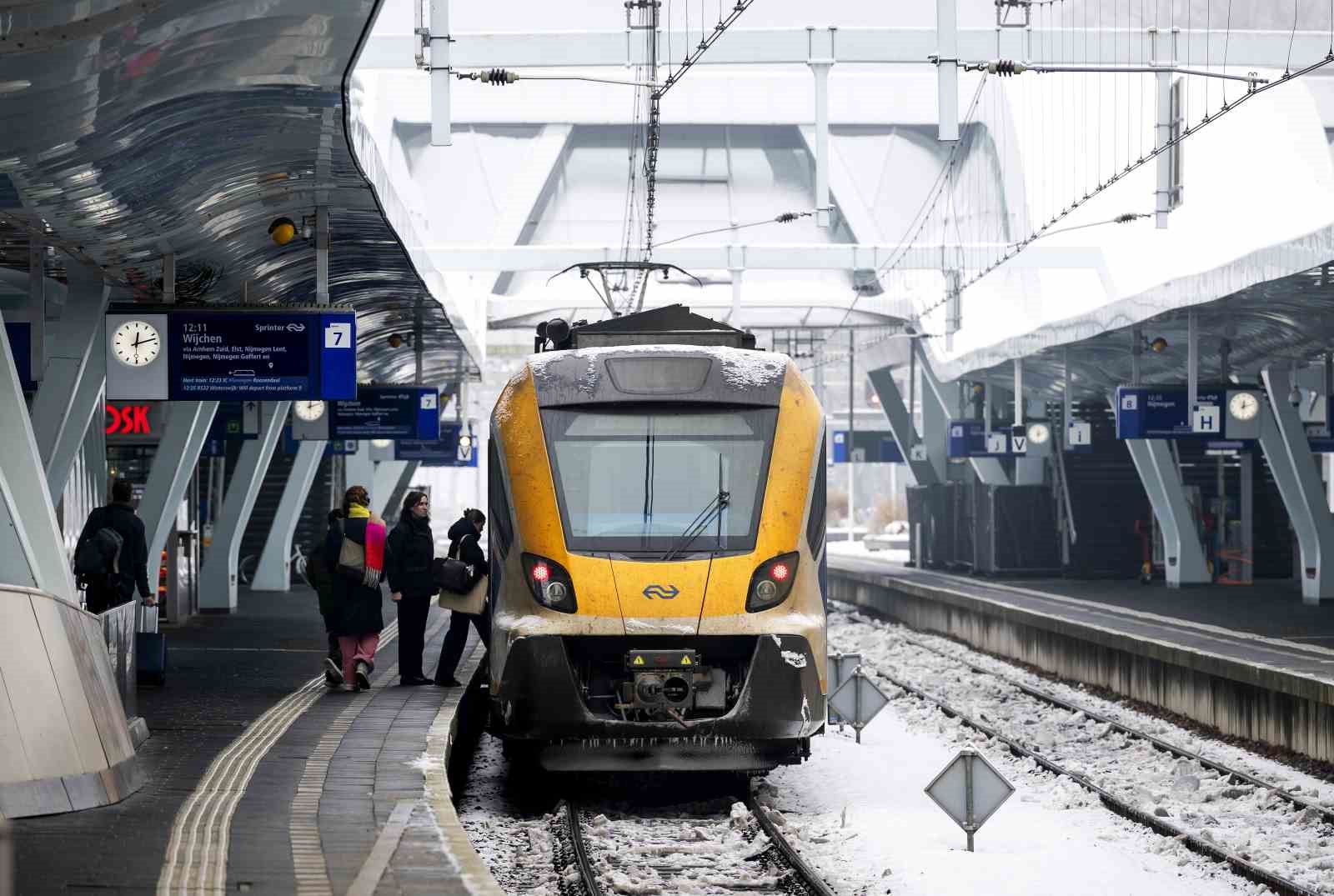 hollandada kar yagisi tren seferlerini durdurdu 300 ucus daha iptal edildi 7 dEMBDnCj