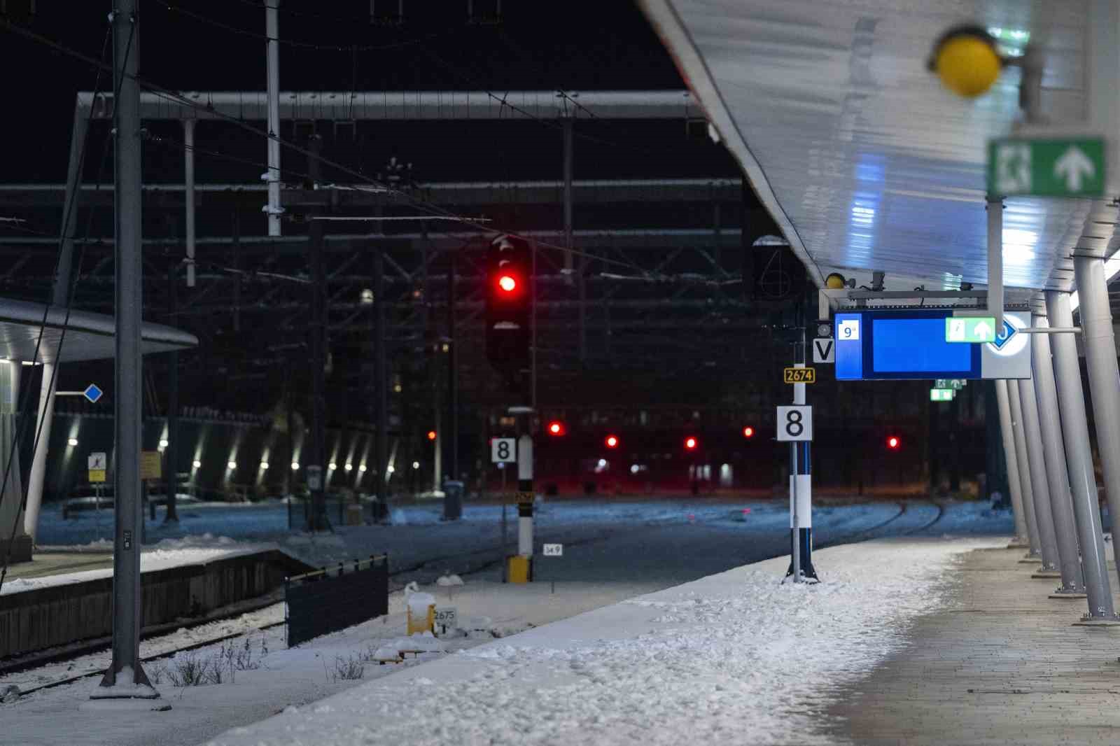 hollandada kar yagisi tren seferlerini durdurdu 300 ucus iptal edildi 2 zvBc6TU9