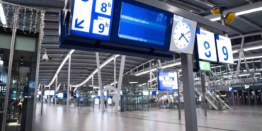hollandada-kar-yagisi-tren-seferlerini-durdurdu-300-ucus-iptal-edildi-ljUkc5Qc.jpg