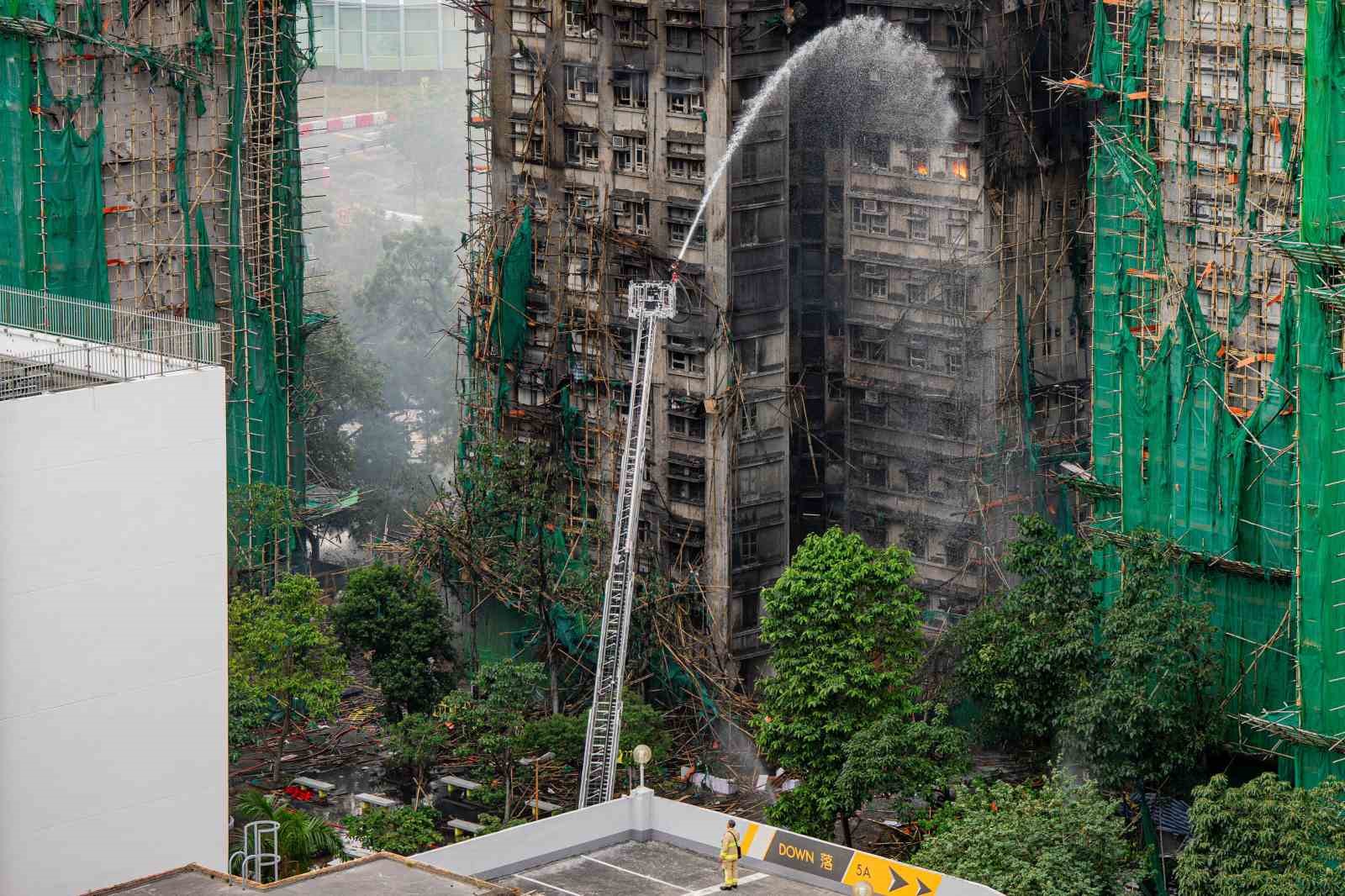 hong kongdaki yangin faciasinda can kaybi 55e yukseldi 3