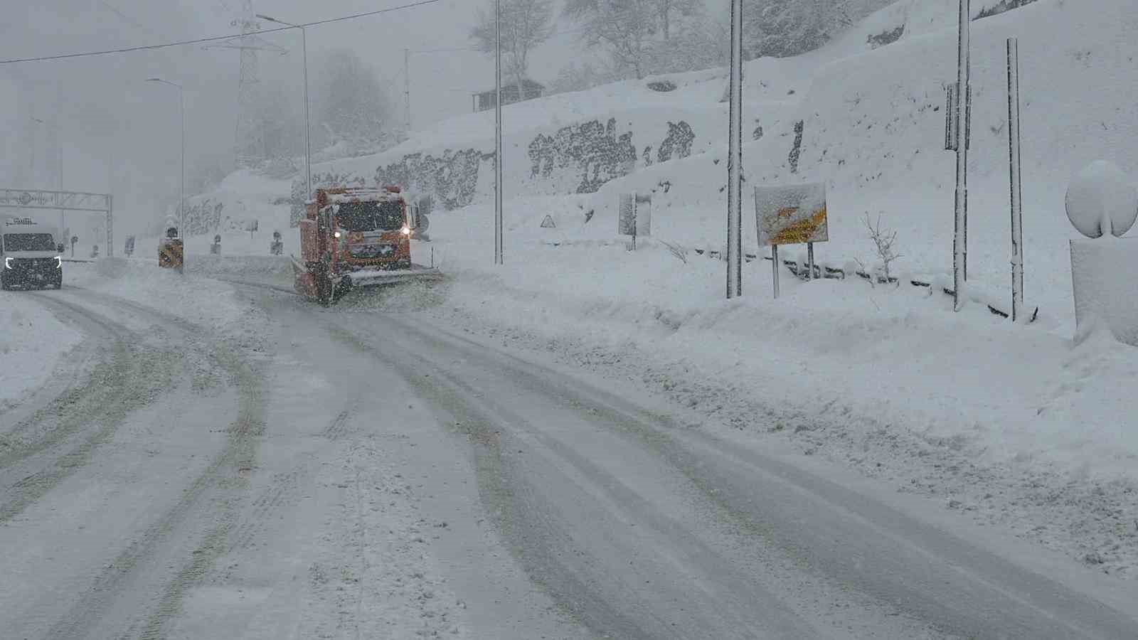 hopa borcka karayolunda kar ve tipi ulasimi guclestiriyor 0 X5IgVaif