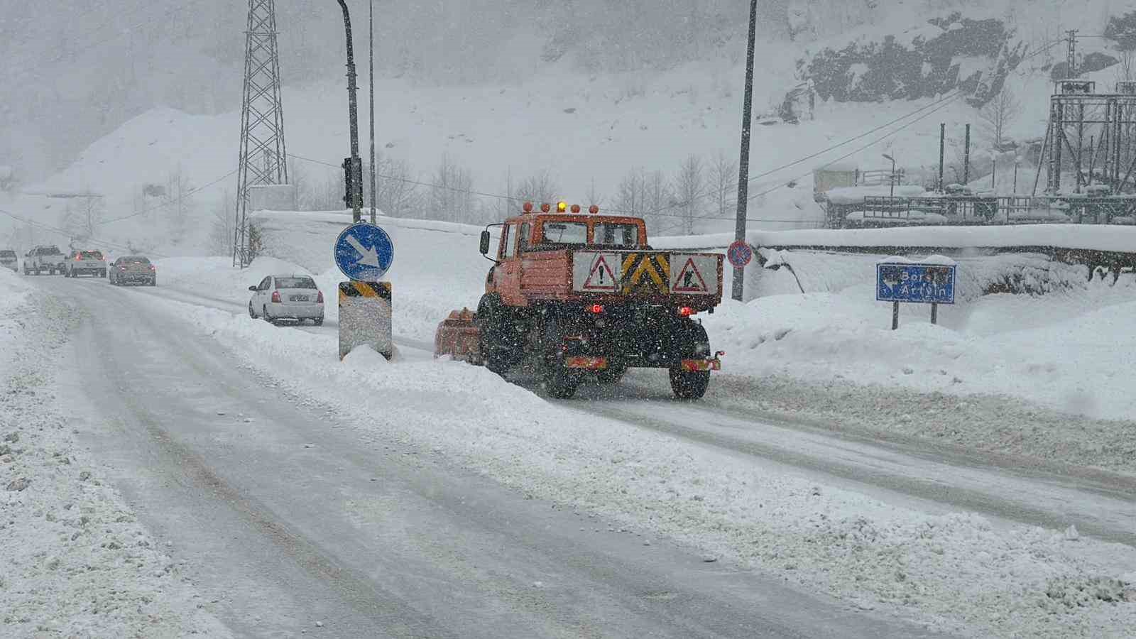 hopa borcka karayolunda kar ve tipi ulasimi guclestiriyor 1 ZPJrcAM7