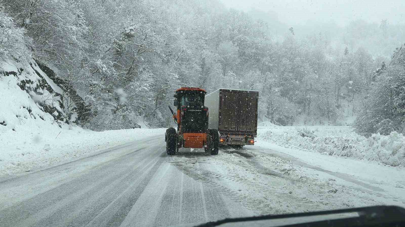 hopa borcka karayolunda kar ve tipi ulasimi guclestiriyor 2 NjYQtUEW