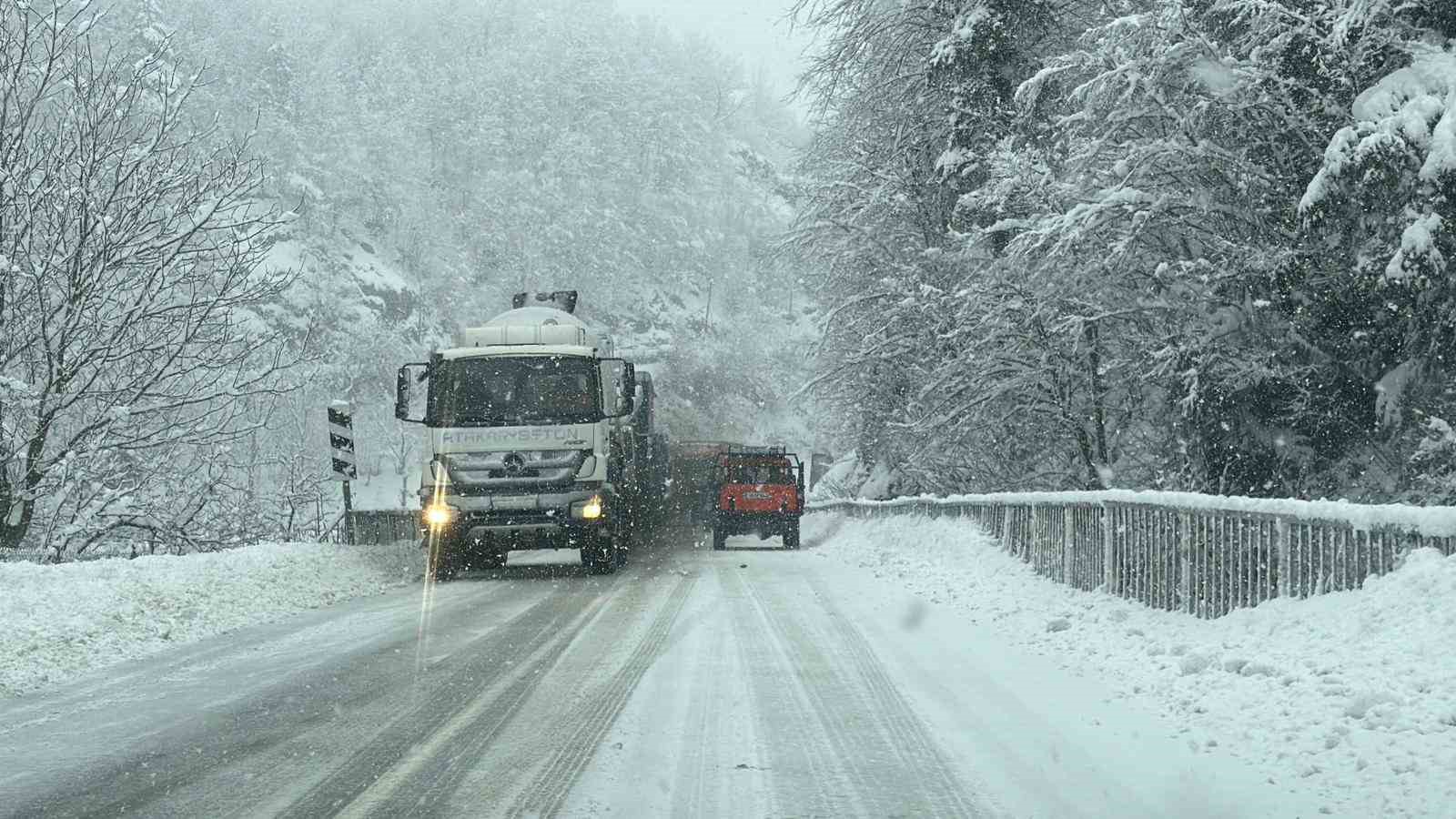 hopa borcka karayolunda kar ve tipi ulasimi guclestiriyor 3 ZbyvOI9Q