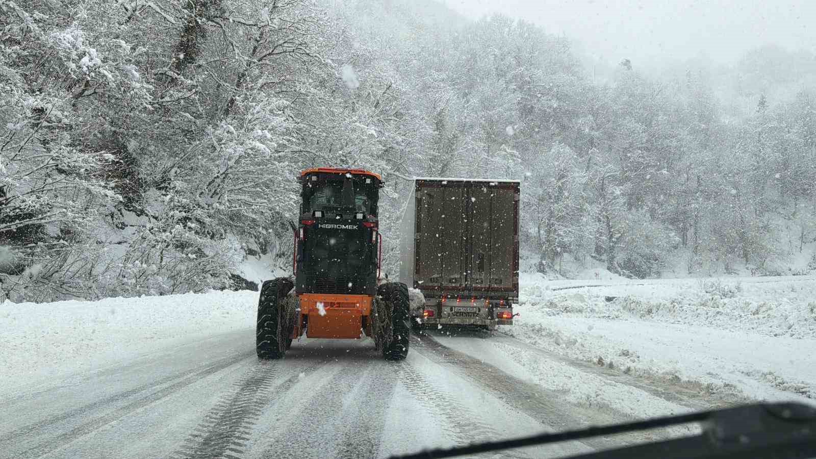 hopa borcka karayolunda kar ve tipi ulasimi guclestiriyor 5 sUEIfSW1