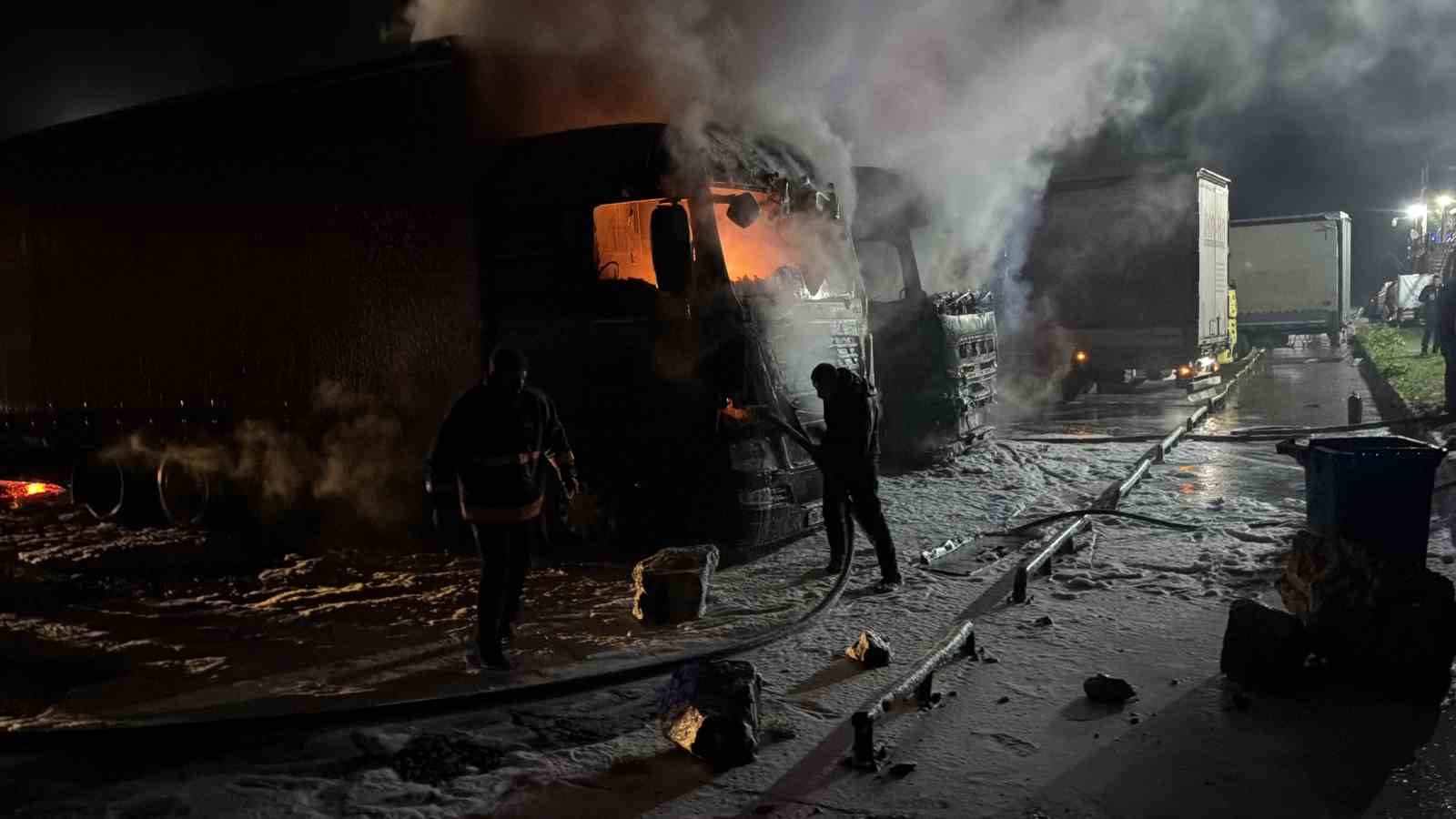 hopada tir parkinda yangin 2 tir kullanilamaz hale geldi 1 96FXJ1UJ