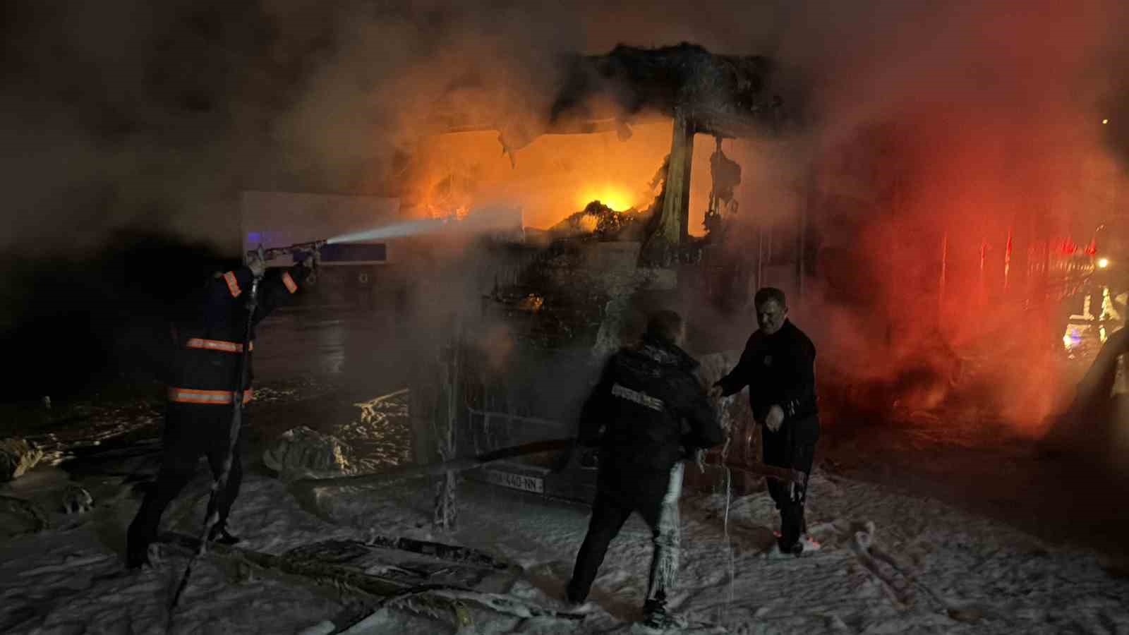 hopada tir parkinda yangin 2 tir kullanilamaz hale geldi 2 LAHShgWI