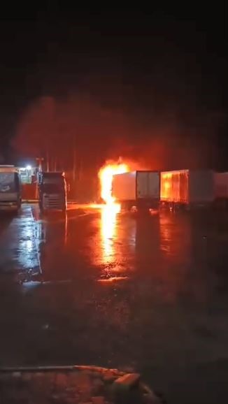 hopada tir parkinda yangin 2 tir kullanilamaz hale geldi 4 nuX8sp3a