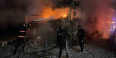 hopada-tir-parkinda-yangin-2-tir-kullanilamaz-hale-geldi-Dum4TWx9.jpg