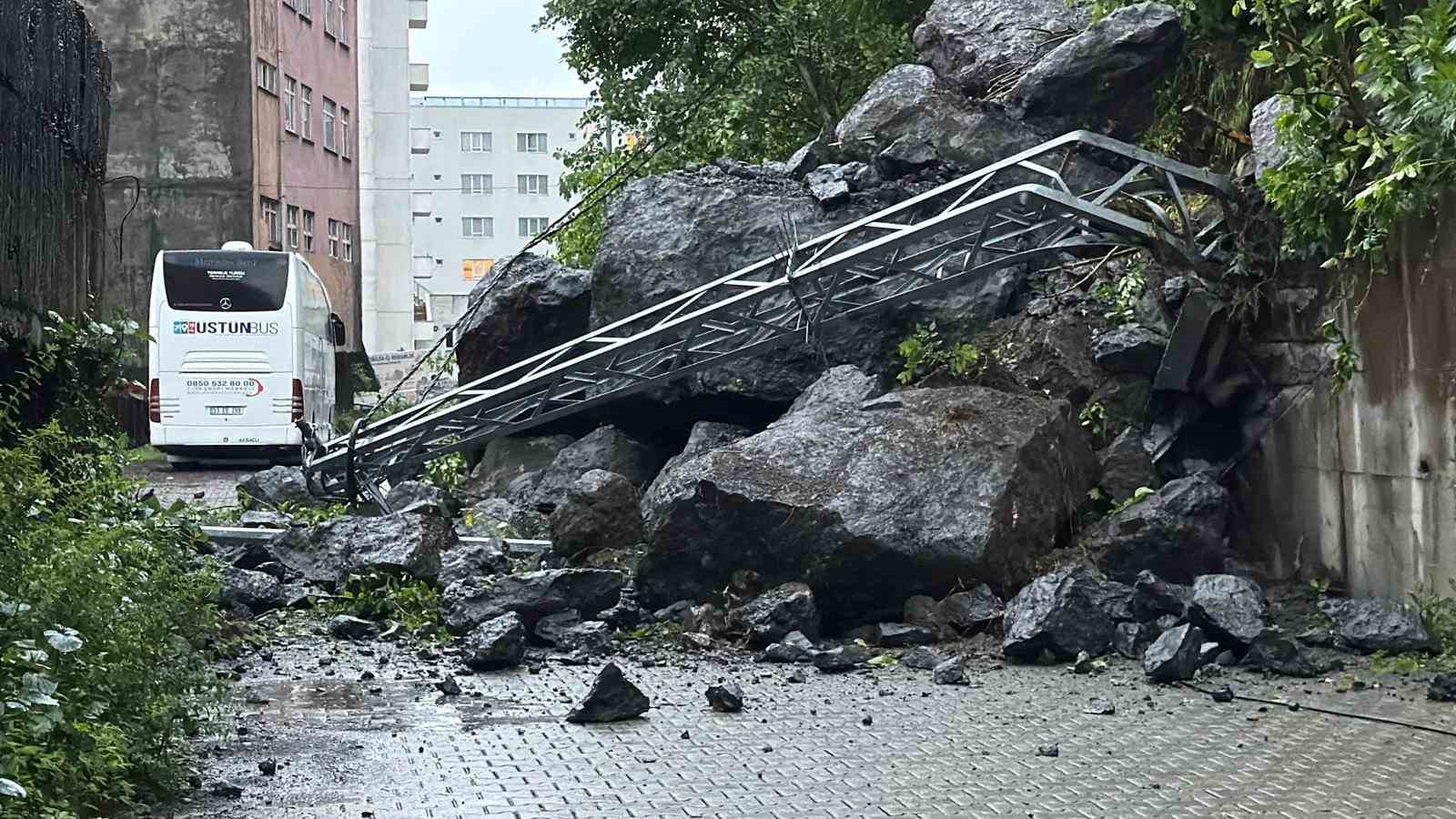 hopada yagis sonrasi heyelan dev kayalar yolu kapatti 1 OhKlZfI4
