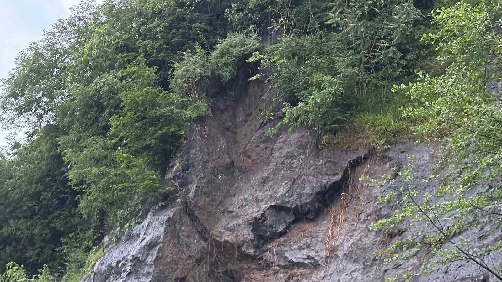 hopada yagis sonrasi heyelan dev kayalar yolu kapatti 2 P7eAZIGP