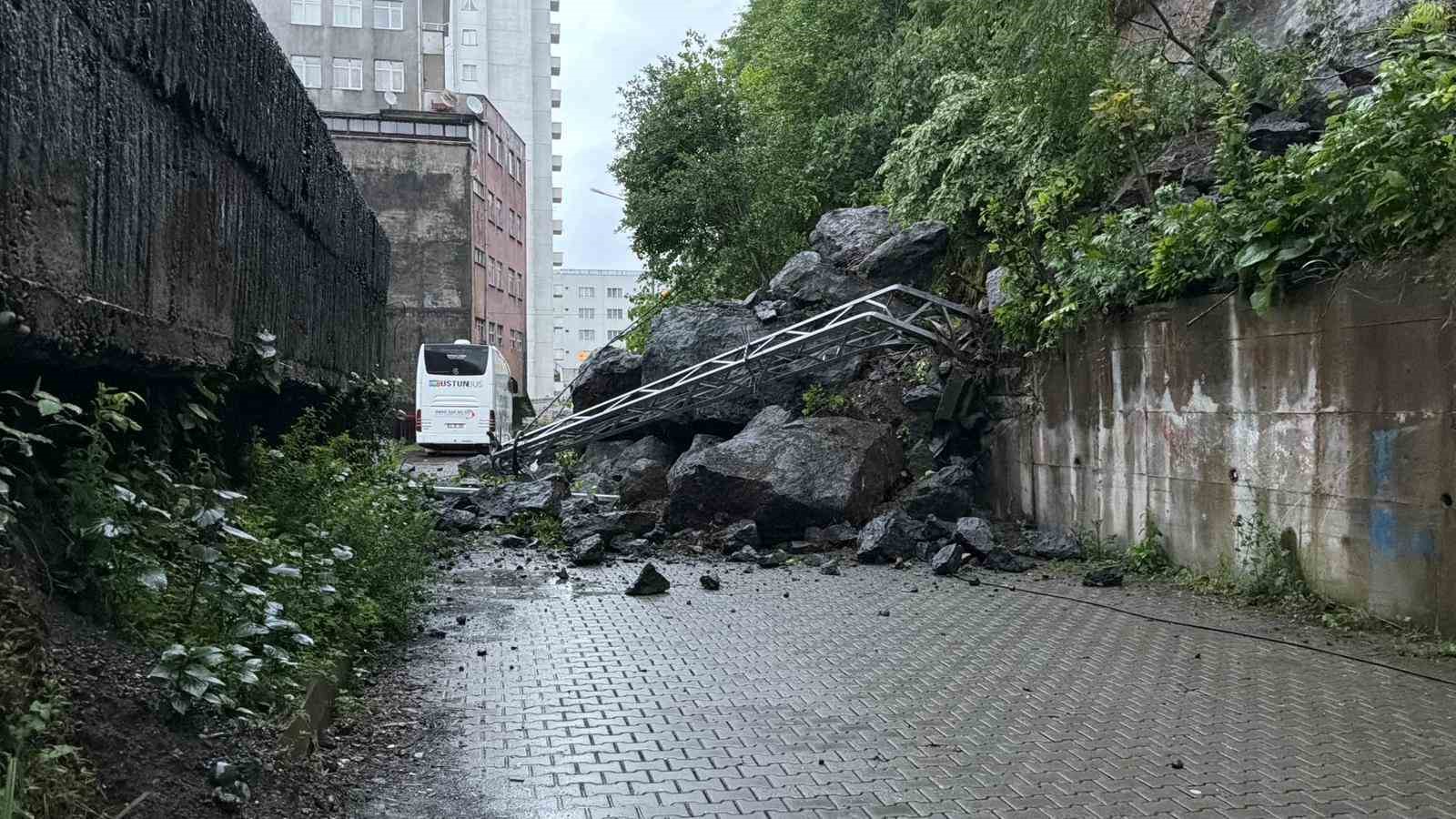 hopada yagis sonrasi heyelan dev kayalar yolu kapatti 3 egiq4CU8