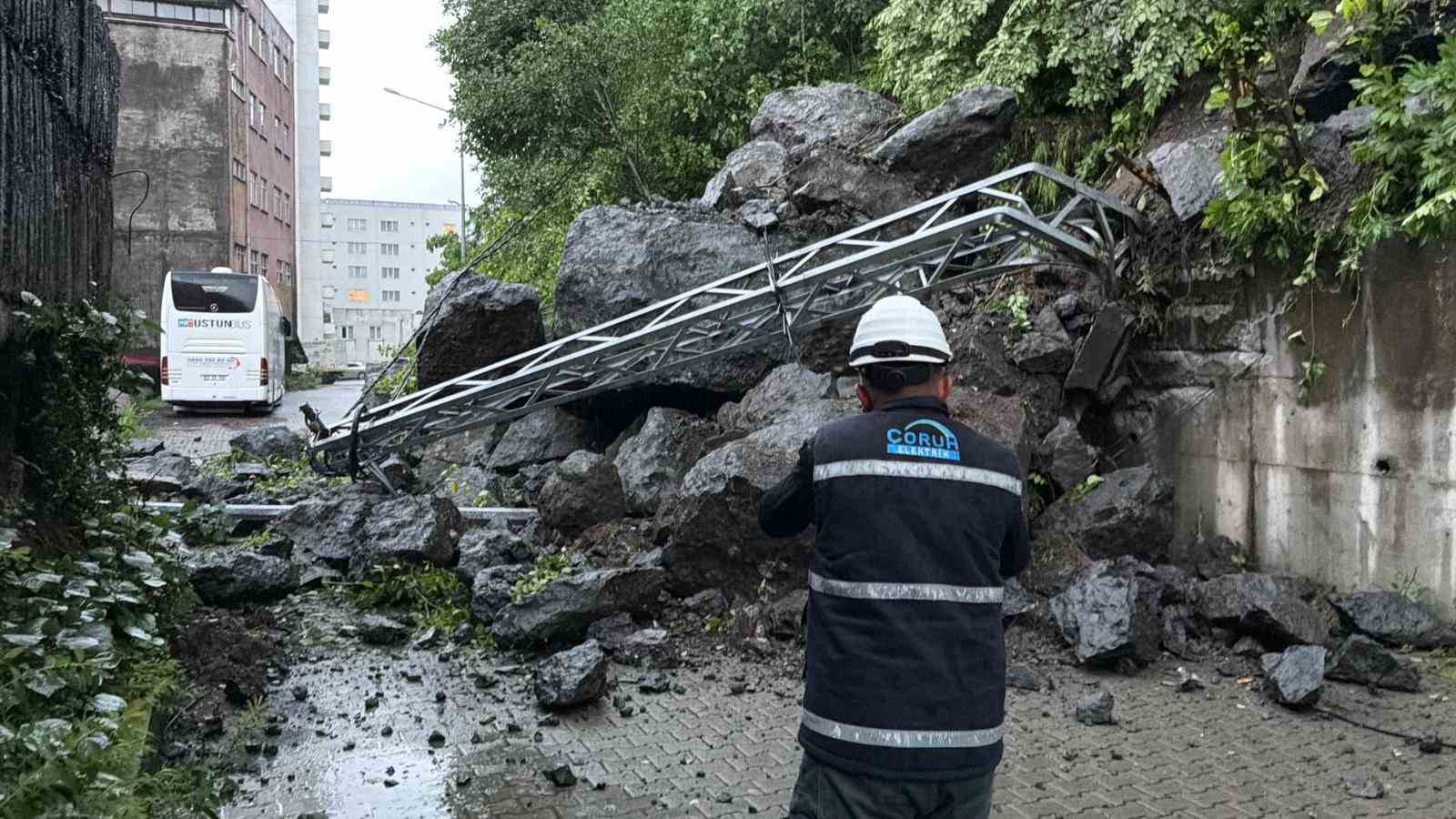 hopada yagis sonrasi heyelan dev kayalar yolu kapatti 4 J5deGTCP