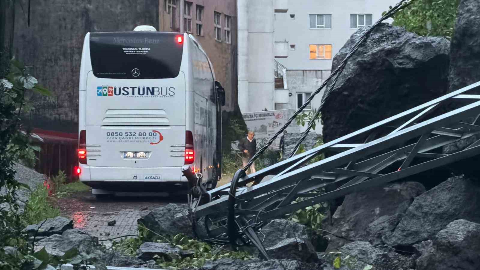 hopada yagis sonrasi heyelan dev kayalar yolu kapatti 6 TEucKvyv
