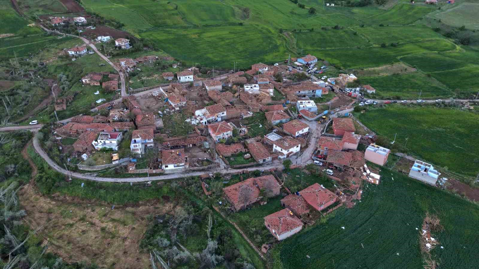 hortumun savas alanina cevirdigi koy havadan goruntulendi 1 LhgbhWwU