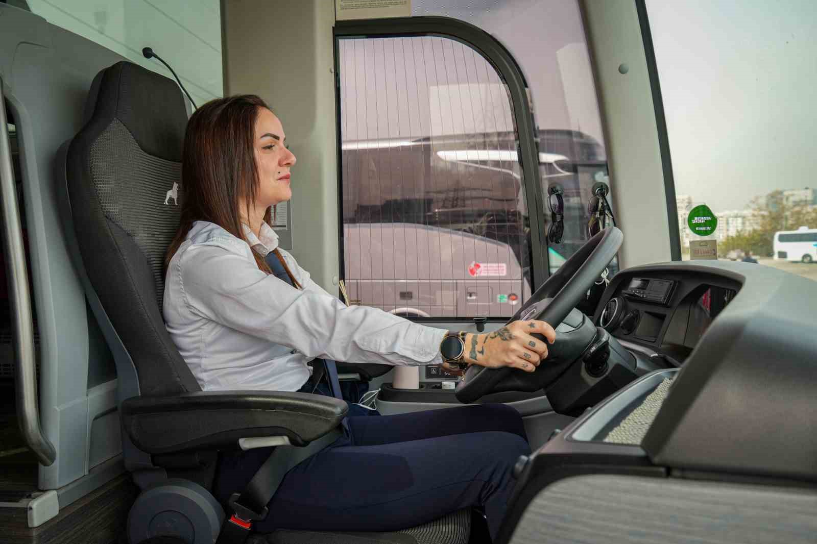 hostesken otobus kaptani olan serenay goc kadinlarimiz her alanda olmali 2 MnnWPhDm