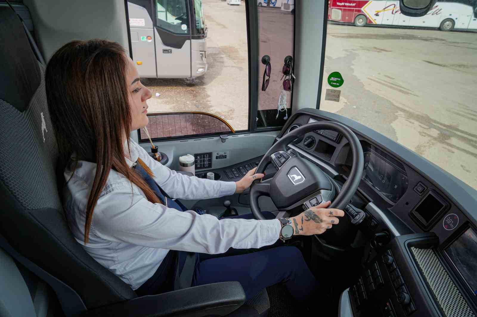 hostesken otobus kaptani olan serenay goc kadinlarimiz her alanda olmali 3 IQu7Ai8w