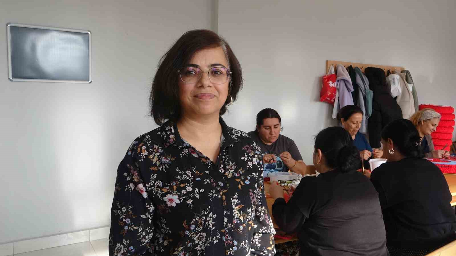 hozatta 16 kadin yapay ciceklerle turk bayragi uretiyor 4 A9HAbNGI