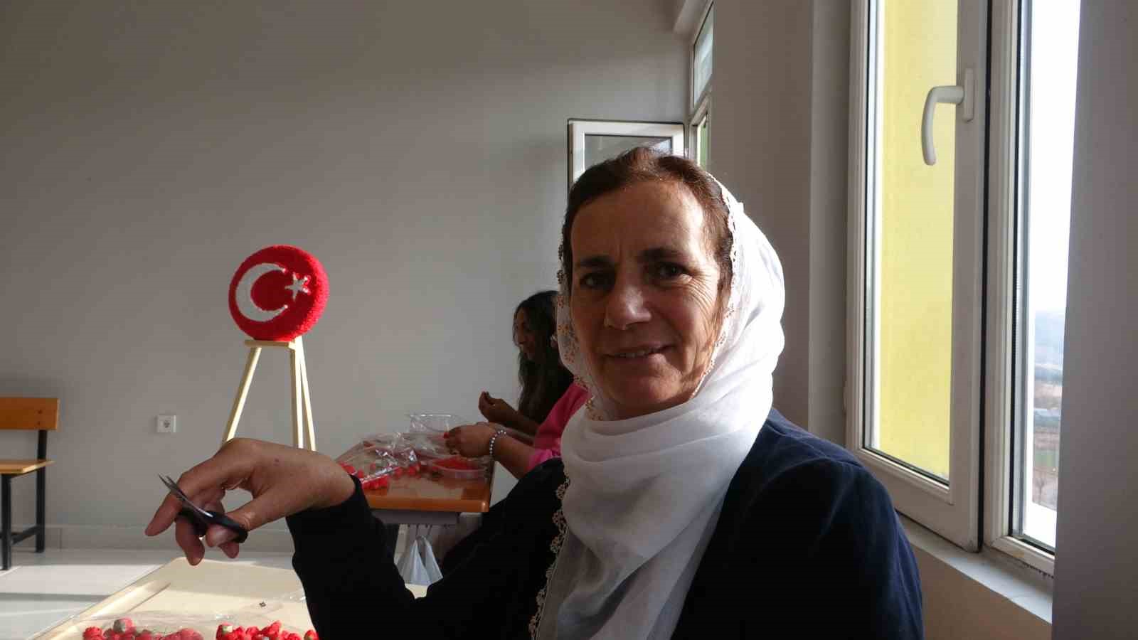 hozatta 16 kadin yapay ciceklerle turk bayragi uretiyor 5 yUa5iAZZ
