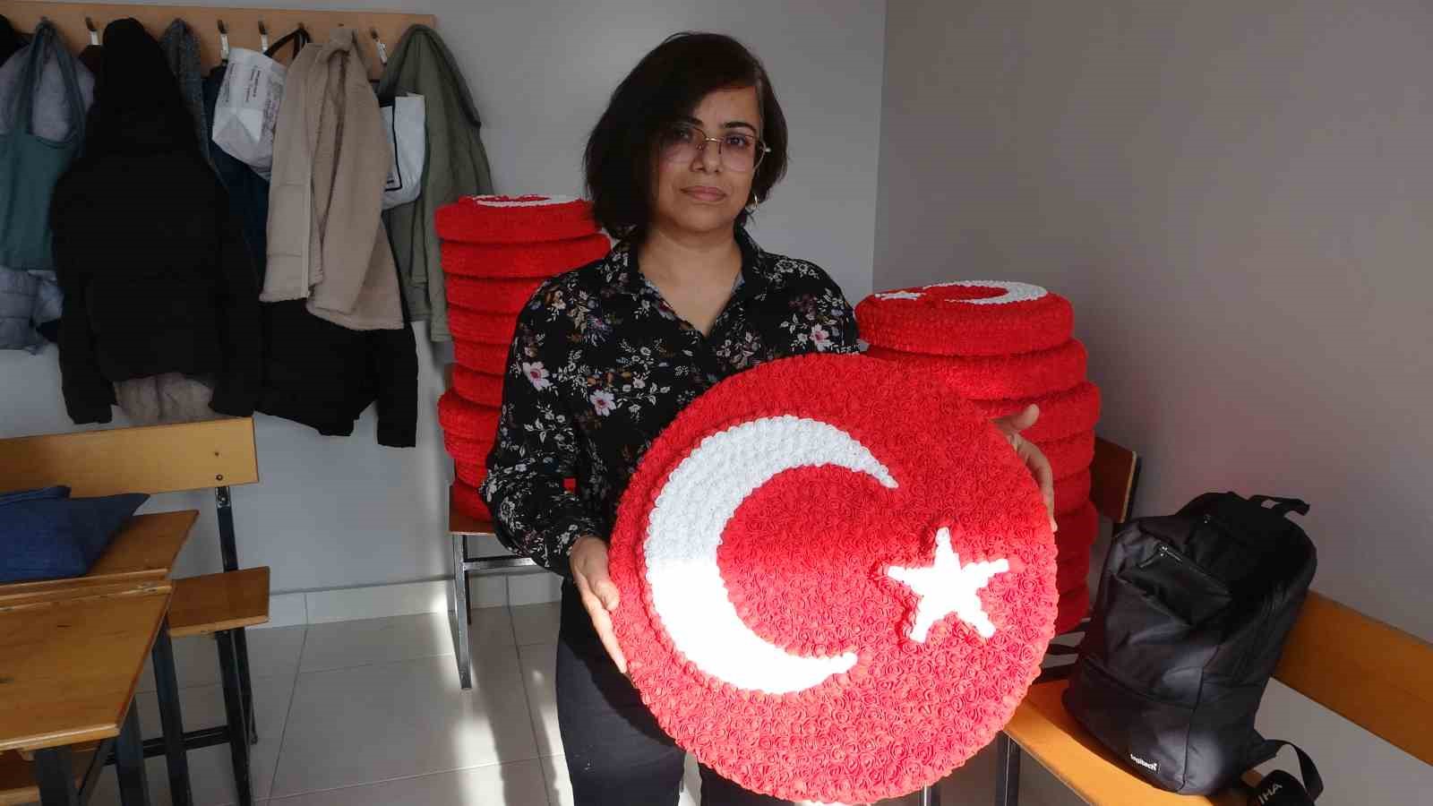 hozatta 16 kadin yapay ciceklerle turk bayragi uretiyor 6 jPysvGcq