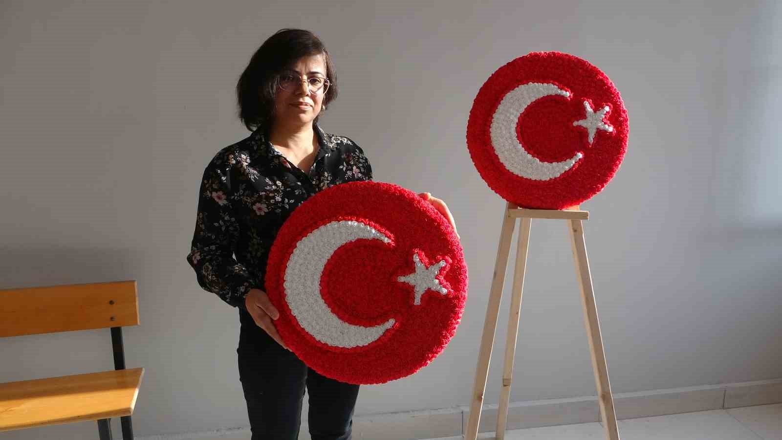 hozatta 16 kadin yapay ciceklerle turk bayragi uretiyor 7 OFkT9bXB