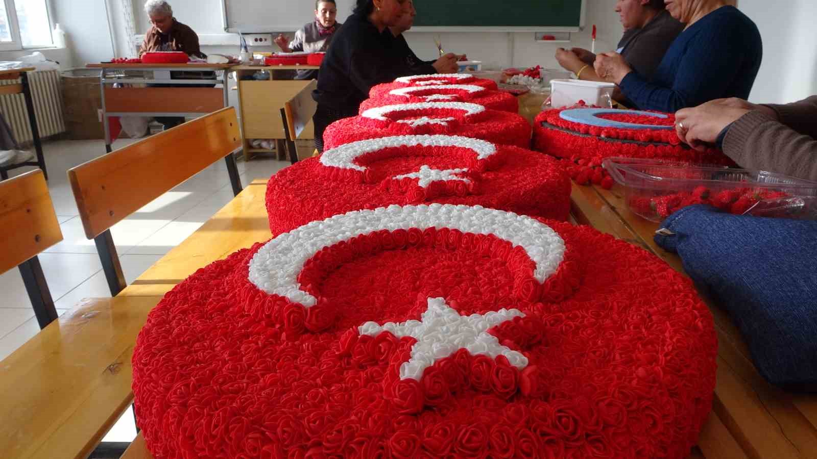 hozatta 16 kadin yapay ciceklerle turk bayragi uretiyor 8 ltZVhE2r