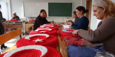 hozatta-16-kadin-yapay-ciceklerle-turk-bayragi-uretiyor-faBcB1wJ.jpg