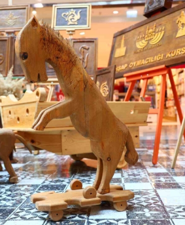 hukumlu-cocuklardan-ilham-veren-sanat-sergisi-NCZRHFJm.jpg