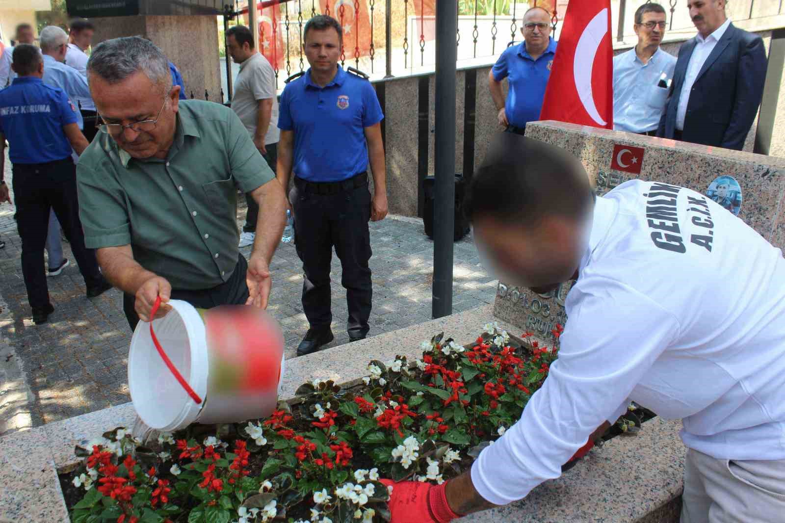 hukumlu ve cezaevi personelinden sehitlige anlamli ziyaret 1 uNLtMzLP