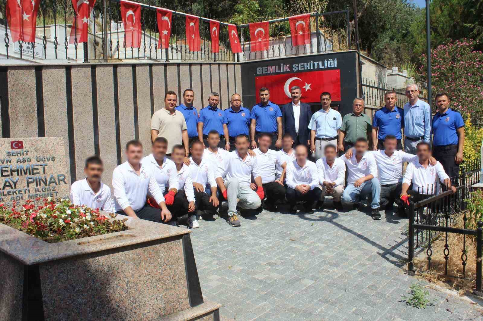hukumlu ve cezaevi personelinden sehitlige anlamli ziyaret 2 V6CHZQ2X