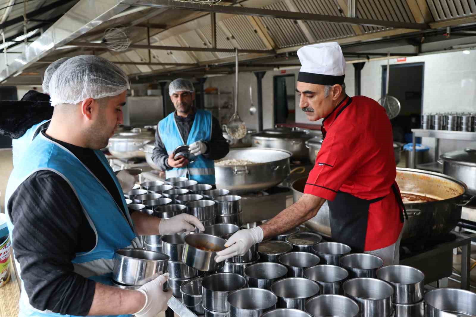hukumlulerce hazirlanan iftar yemegi 3 bin kisiye ulastiriliyor 0 s6DGHC9t