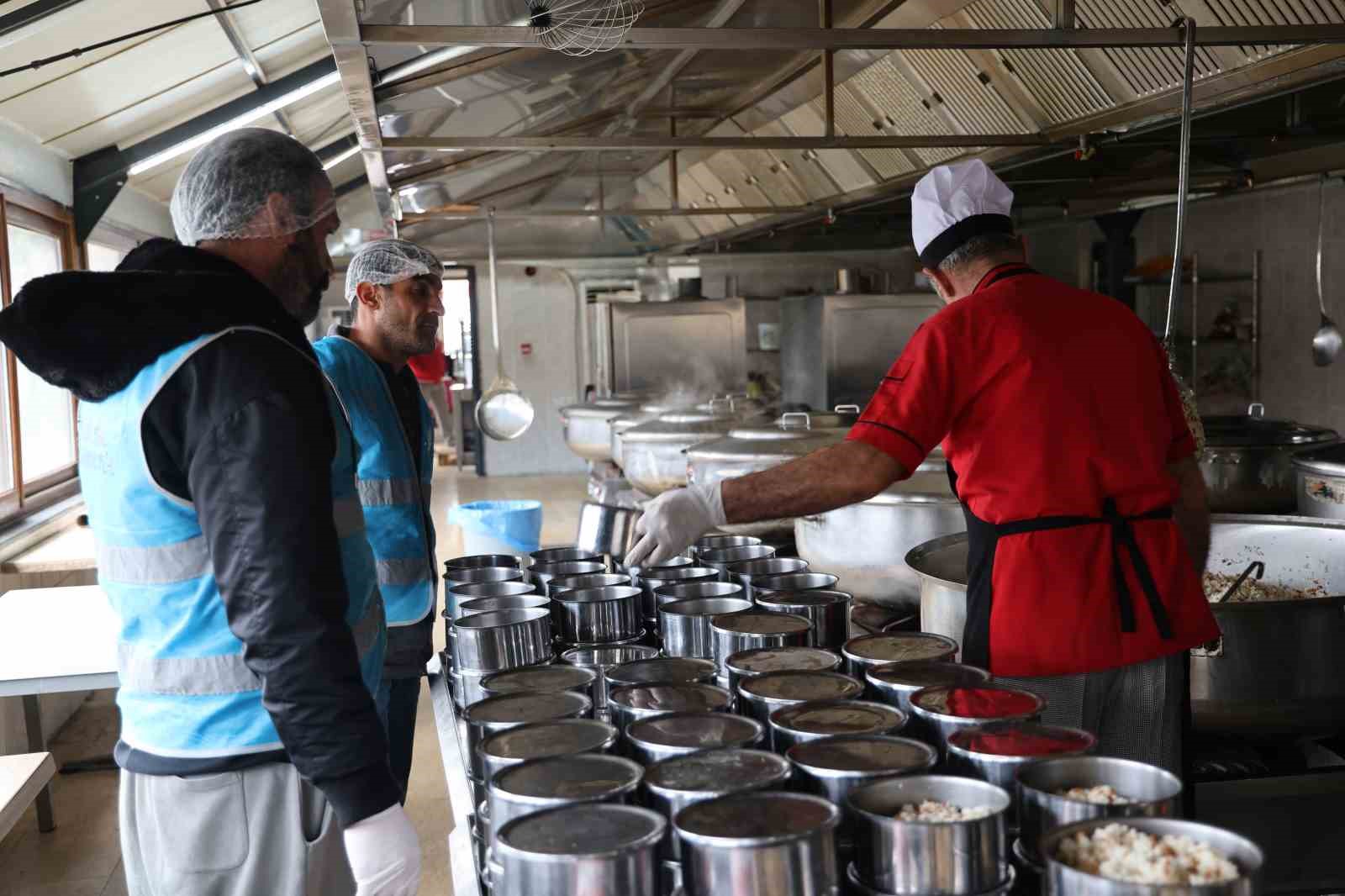 hukumlulerce hazirlanan iftar yemegi 3 bin kisiye ulastiriliyor 1 nDtb7HWg