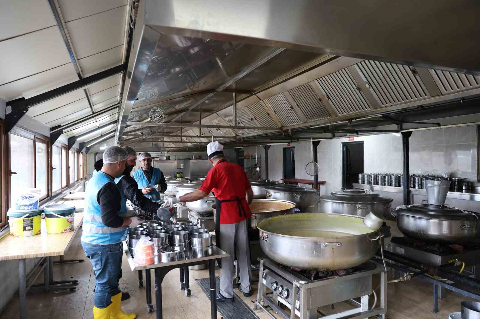 hukumlulerce hazirlanan iftar yemegi 3 bin kisiye ulastiriliyor 3 nPui2RH8