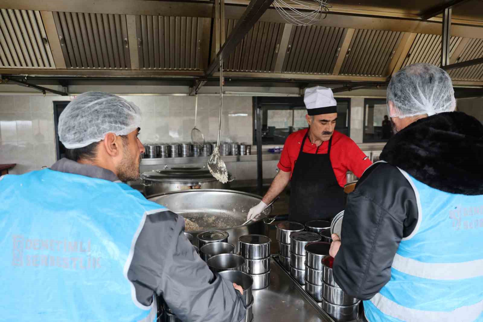 hukumlulerce hazirlanan iftar yemegi 3 bin kisiye ulastiriliyor 4 PUybAOGG