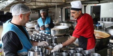 hukumlulerce-hazirlanan-iftar-yemegi-3-bin-kisiye-ulastiriliyor-Mk4u55uL.jpg