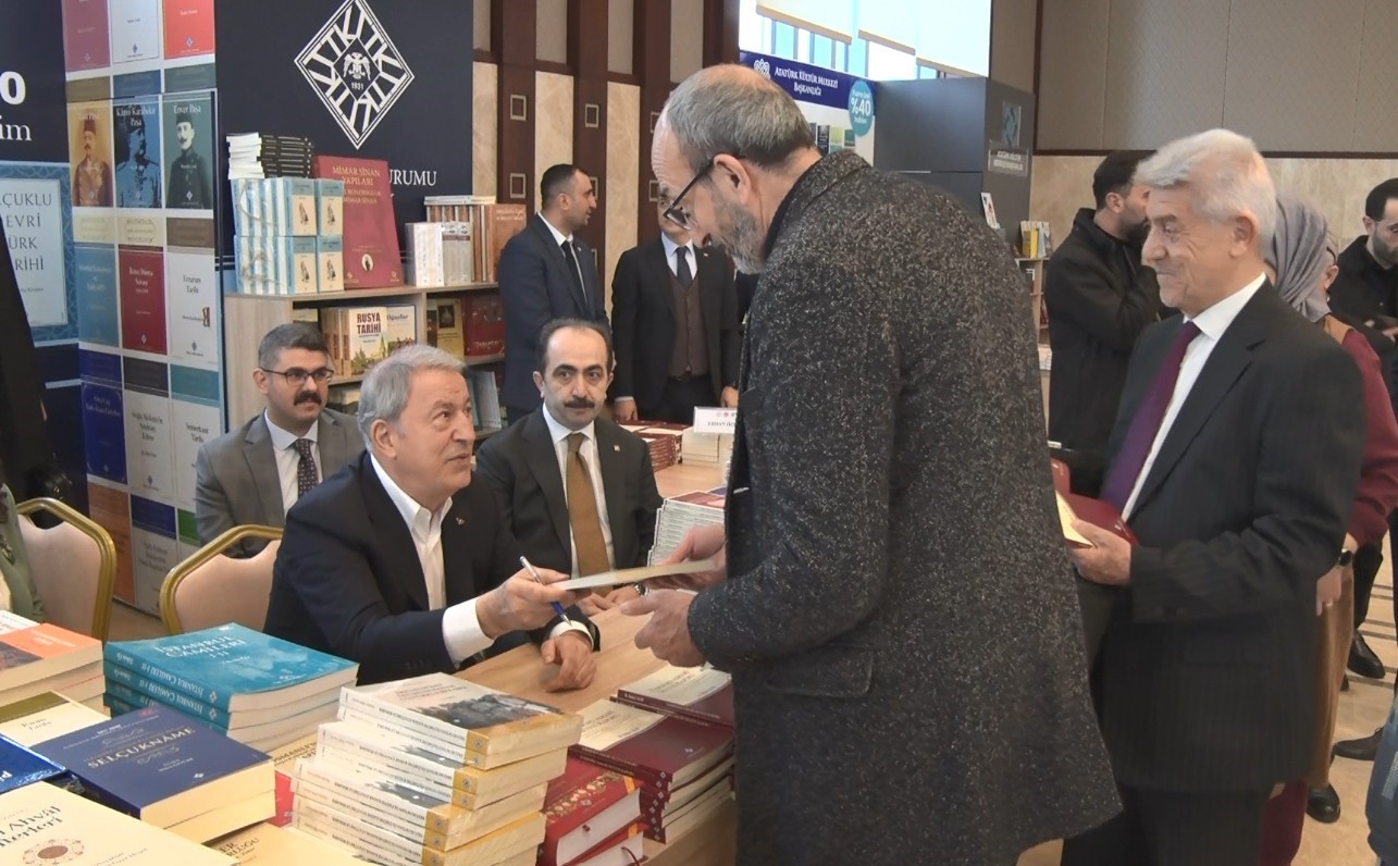 hulusi akar kulliyede ramazan kitap gunlerinde okurlariyla bulustu 1 jZsq1SQ8