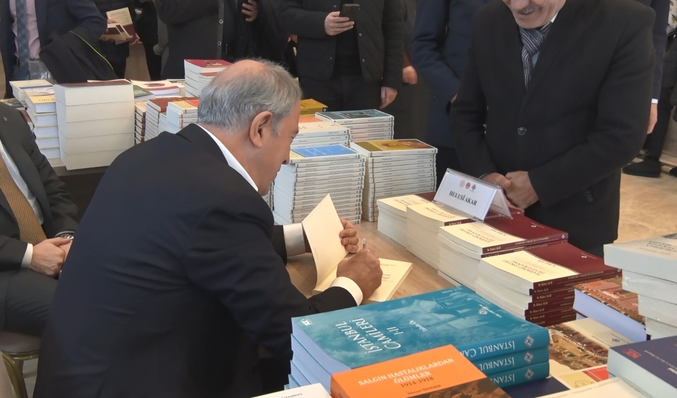 hulusi akar kulliyede ramazan kitap gunlerinde okurlariyla bulustu 3 7sgzH4ly